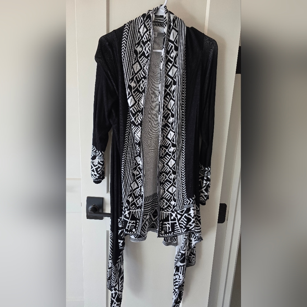 Avenue Black and White Long Geometric Knit Cardigan Size 26/28